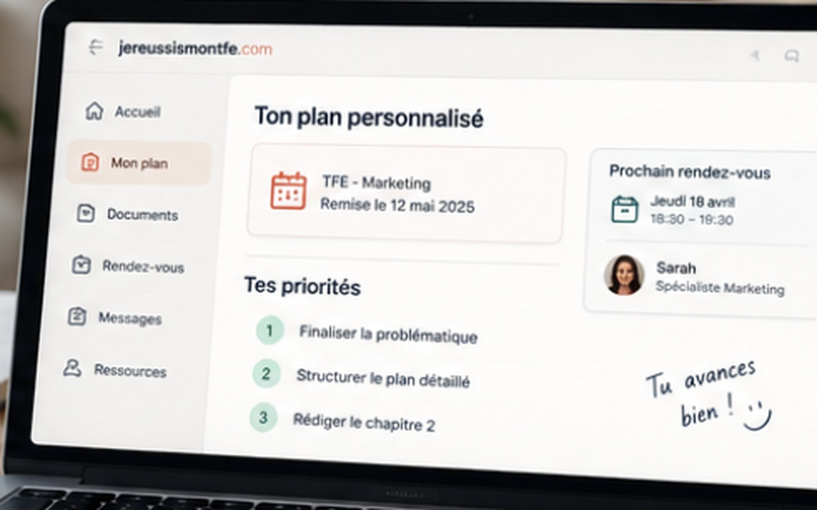 Plan personnalisé affiché sur un ordinateur portable : travail, date de remise et priorités